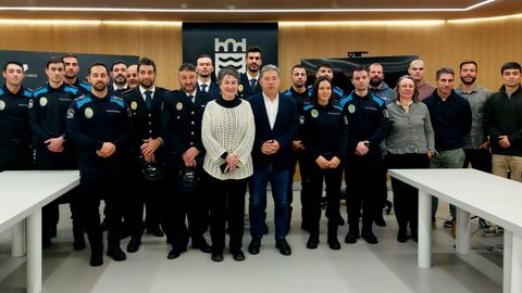 Eva Vilaverde y Lores, con los trabajadores municipales del Concello de Pontevedra que tomaron posesión este jueves