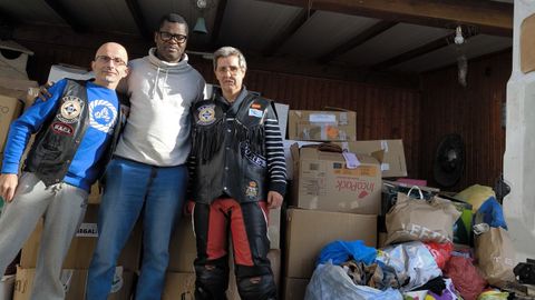 Miembros del colectivo delante del material recogido