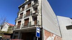 El edificio de la calle Real de Caldas que el Concello quiere comprar para destinar a vivienda social