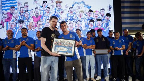 Diego Villares recibe una de las ilustraciones del redactor de Deportes, Xurxo Fern�ndez