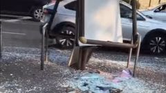 La acera y parte de la calzada quedaron cubiertas por los cristales del soporte publicitario a consecuencia del choque