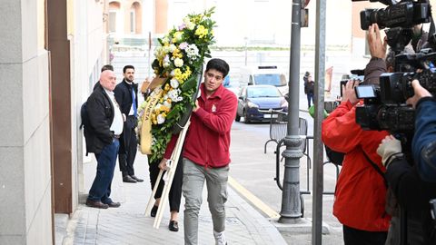 Llegada de flores a la capilla ardiente