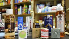 Droguer�a la ib�rica 
Los �ltimos masajes Var�n Dandy. Hace meses que a la droguer�a Ib�rica de la calle Magdalena lleg� la noticia de que en breve dejar�n de fabricarse los productos de Var�n Dandy, a pesar de que esta casa catalana lleg� a producir dos millones y medio de litros cada a�o en los 70. Hoy sigue teniendo sus fieles, al igual que los devotos de los maquillajes Maderas y Cedib, estropajos r�sticos o precursores de la gomina, como Patricio. 