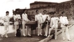 Os Bardos de Ponteceso, en una imagen tomada en el a�o 1967 delante del castillo de San Ant�n, en A Coru�a.