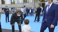 Feijoo, con el hijo de Fabiola Garc�a, conselleira de Pol�tica Social