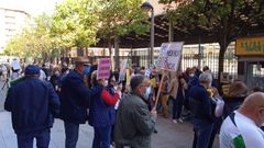 Vecinos de Gij�n con pancartas de protesta frente al centro de salud