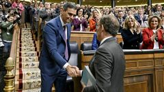 Alberto N��ez Feijoo, presidente del PP, saluda a Pedro S�nchez tras ser investido como presidente del Gobierno el 16 de noviembre.