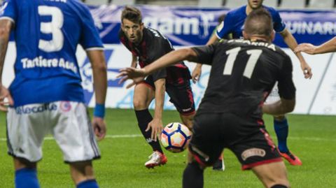 Carbia recibe un bal�n durante el Oviedo-Reus