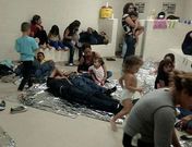 Ni�os emigrantes hacinados, muchos de ellos solos, mientras esperan la deportaci�n. 