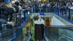 Mucha expectaci�n en la llegada de los Reyes Magos al centro comercial Berganti�os, en Carballo