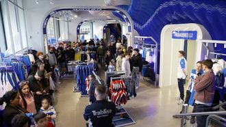 Multitud de aficionados blanquiazules haciendo cola para la firma de aut&oacute;grafos en la nueva Deportienda de Abanca Riazor.