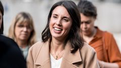 Irene Montero atiende a los medios tras el anuncio de elecciones generales anticipadas.