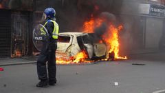 Un coche en llamas, el lunes en la localidad britnica de Middlesbrough.