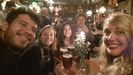 La gallega Mara Garca Portela, en el centro de la foto, disfruta de una cerveza junto a su grupo de amigos en el interior de un bar dans sin restricciones