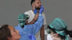 Una enfermera del Servicio Vasco de Salud  Osakidetza  realiza una prueba PCR este viernes a un cliente de los bares de la calle Erdikale de Azpeitia