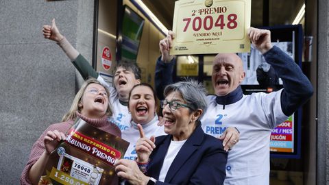 Los trabadores de la administraci&oacute;n de loter&iacute;as de la calle Barquillo de Madrid celebran el segundo premio.