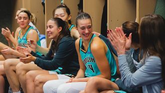 Raquel Carrera, aplaudida por sus compa�eras tras el partido contra las Sun.