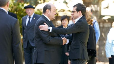 El presidente del PNV, Andoni Ortuzar, saluda al candidato a lendakari de EH Bildu, Pello Otxandiano, en los aledaos de la capilla ardiente del exlendakari Jos Antonio Ardanza, en el palacio de Ajuria Enea.