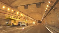 Trabajos de iluminaci�n en el t�nel de Pedrafita do Cebreiro