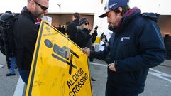 El piloto espa�ol Fernando Alonso del equipo United Autosports firma un aut�grafo en Daytona Beach, en un cartel con su nombre