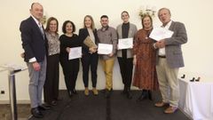 Javier Carro, presidente de la Asociaci�n de Coros e Danzas Eidos, a la izquierda, con los galardonados en su gala anual, entre ellos la Coral Polif�nica El Eco, que preside Carlos Gonz�lez Garc�s, a la derecha. 