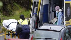 Traslado de un paciente en el exterior del hospital Montecelo, en Pontevedra