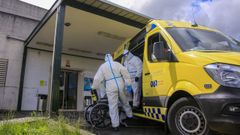 Traslado al hospital comarcal de un paciente afectado de covid-19, en una imagen de archivo