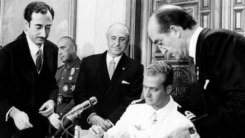 El 27 de julio de 1969 firm el acta aceptando el ttulo de sucesor de Francisco Franco. La firma tuvo lugar en el palacio de la Zarzuela, actual residencia de la Familia Real.