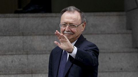 El presidente de Ceuta, Juan Jes&uacute;s Vivas, saluda a su llegada a la Audiencia Nacional.