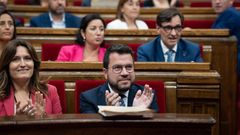 El presidente de la Generalitat en funciones, Pere Aragons, y el lder del PSC, Salvador Illa, durante el pleno del Parlament de Catalua este jueves