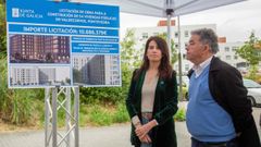 La conselleira de Vivenda, y el alcalde de Pontevedra, durante la presentaci�n de una de las �ltimas promoci�n de vivienda p�blica en Valdecorvos
