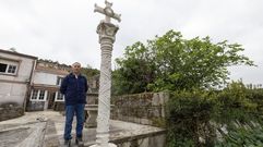 Baltasar Romero, junto a su llamativa obra, un espectacular cruceiro