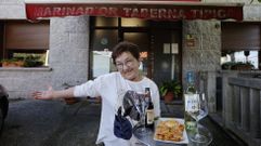 Marina Fontn, delante de su taberna, en cuyo toldo se puede ver el famoso nombre que le puso al negocio.