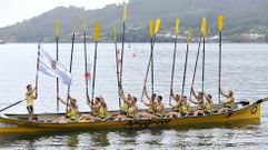 Los remeros de Amegrove celebran en el mar su victoria en Mugardos