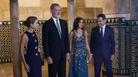 El rey Felipe VI y la reina Letizia, junto al presidente de la Junta de Andaluca, Juanma Moreno, y su mujer, Manuela Villena Lpez, este domingo antes de la cena de gala que ofrecieron a los lderes mundiales en Sevilla.