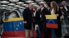 Familiares y amigos esperan a la llegada de sus conocidos en el aeropuerto de Barajas.