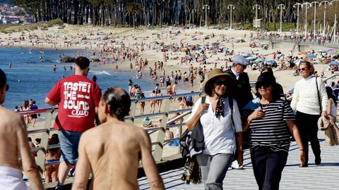La playa de Samil, en Vigo, llena por el buen tiempo de este martes.