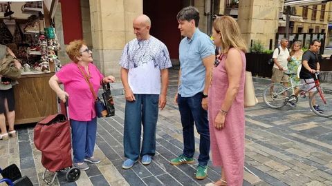 mercado artesano gijon.El consejero de Ciencia, Borja S�nchez, visita el mercado artesano de Gij�n