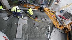 Colocaci�n, este jueves por la ma�ana, de las primeras piezas del nuevo pavimento de la calle Cardenal
