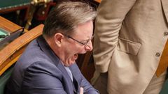 El primer ministro belga,&nbsp;Bart De Wever, bosteza durante una sesi&oacute;n plenaria que acab&oacute; a las tres de la madrugada del Viernes Santo