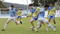 El celeste Uriarte pugna por el bal�n con un futbolista del Cambados ante la mirada de Rolle. 