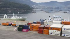 Contenedores vacos reubicados en una explanada de la Autoridad Portuaria de Vigo en Rande.