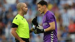 Momento en que el �rbitro del partido del pasado s�bado en Riazor recoge el paquete de pa�uelos arrojado desde la grada