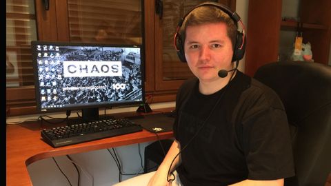 Sergio Longo con la camiseta de su equipo posando frente a su ordenador