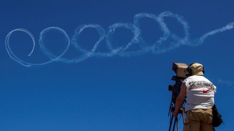 Un c�mara filma una de las acrobacias del Festival A�reo de Gij�n 2018