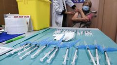 Dosis de la vacuna contra el coronavirus preparadas para su uso en un centro de salud de Lugo