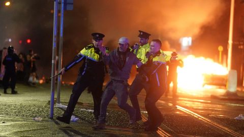 Uno de los detenidos durante la noche del jueves, en Dubln.