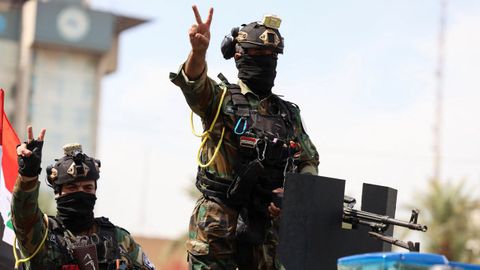 Militares iraqu�es en el desfile que pone fin a la misi�n internacional contra EI en Irak.