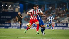 Iker Unzueta, del CD Lugo, luchando por un baln en un amistoso ante la SD Ponferradina