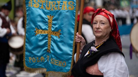 Las calles del centro de Oviedo acogen este jueves el tradicional desfile del día de América en Asturias, en su 72 edición